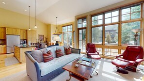 Televisión y chimenea 