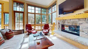 Televisión y chimenea 