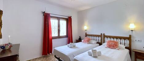 3 bedrooms, iron/ironing board, free WiFi, bed sheets