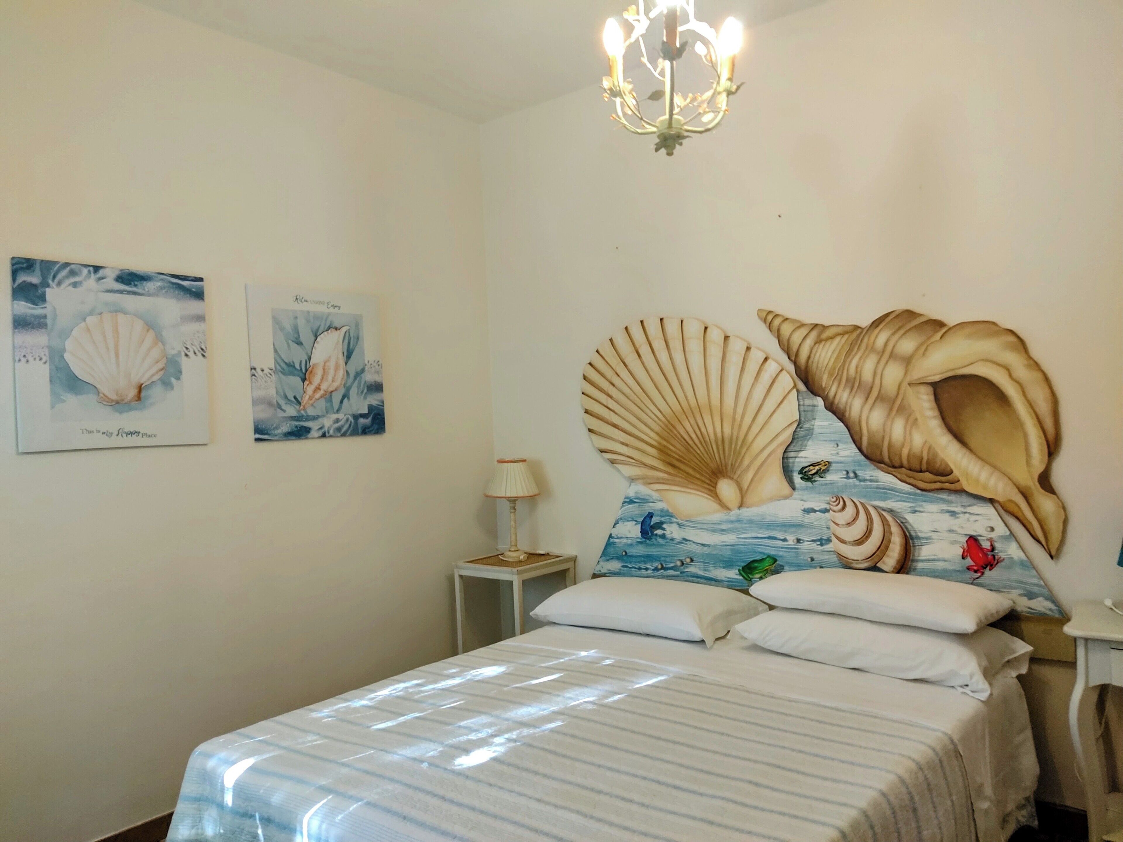 2 bedrooms, desk, iron/ironing board, WiFi