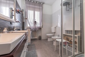 Shower, bidet - AIR - WHOLE APARTMENT 4 GUESTS (Biandrate (No))