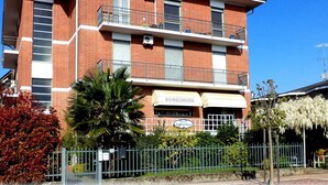 Un edificio de dos pisos con un letrero que dice "BOMBONIERÉ" y un balcón.