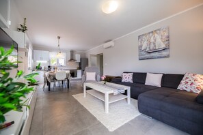 Téléviseur, table de baby-foot