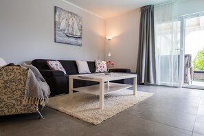 Téléviseur, table de baby-foot