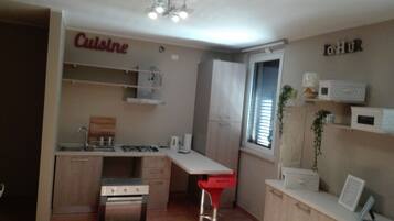 Frigorifero, forno, piano cottura, lavastoviglie