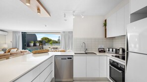 Fridge, oven, stovetop, dishwasher