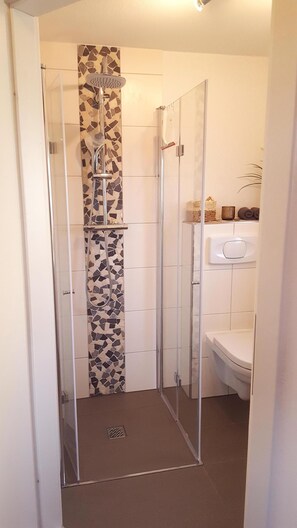 Een douche, een haardroger, handdoeken, zeep
