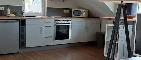 Frigorifero, microonde, forno, piano cottura