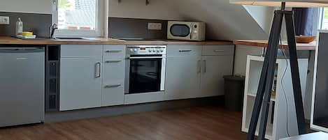 Refrigerador, microondas, horno, placa de cocina