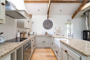 Fridge, microwave, oven, stovetop - Stunning Cottage with Sea Views in Trowan (Saint Ives)