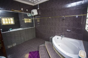 House, 5 Bedrooms | Bathroom