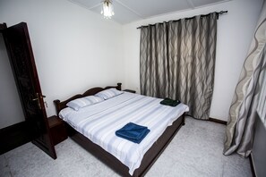 House, 5 Bedrooms - 5 Bed- 10 Sleeper Luxury Villa (Accra)