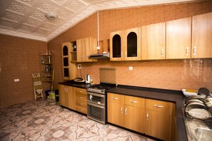 House, 5 Bedrooms | Private kitchen - 5 Bed- 10 Sleeper Luxury Villa (Accra)