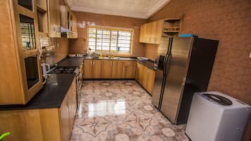 House, 5 Bedrooms | Private kitchen | Full-sized fridge, microwave, oven, stovetop