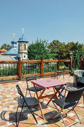 Outdoor banquet area - Funky Mamaliga Hostel (Chisinau)
