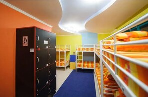 Dormitorio condiviso, dormitorio misto, vista giardino (8 beds) | Area soggiorno