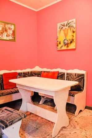 Frigorifero con congelatore, microonde, pentole/stoviglie/utensili