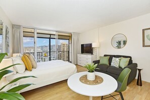 Iron/ironing board, free WiFi, bed sheets - 25th Floor Ocean Views! AC, Washer/Dryer, Wi-Fi, Rooftop Pool, FREE Parking! (Honolulu)