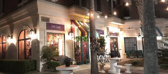 Pura Vida!! Adorable, comfy, walk to beach, perfect, FREE NETFLIX!!