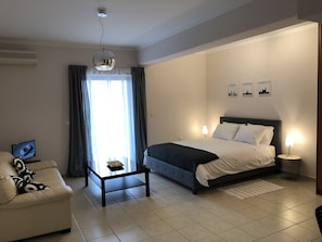 Tabla de planchar con plancha, wifi gratis y ropa de cama