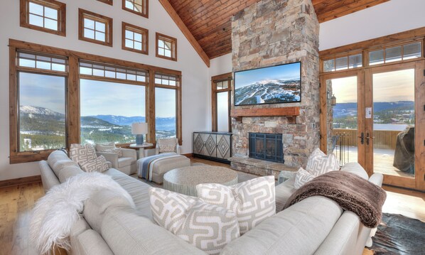 TV, caminetto, console per videogiochi, lettore DVD