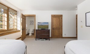 4 soverom, strykejern/-brett, internettilgang og sengetøy