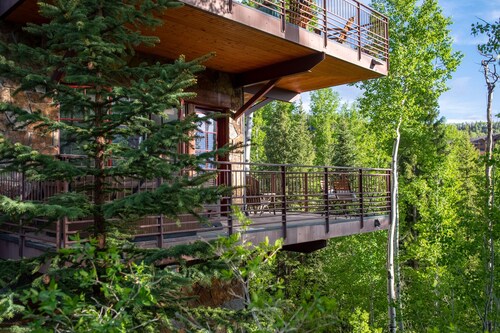 Luxury Condo, Close to Gondola, Private Hot Tub, Great Ski Access