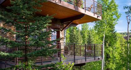 Luxury Condo, Close to Gondola, Private Hot Tub, Great Ski Access