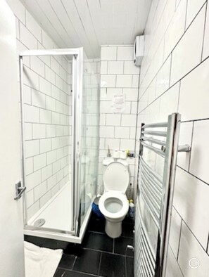 Douche, sèche-cheveux, serviettes fournies, savon