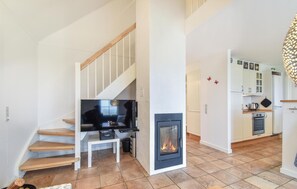 Fernseher, Kamin, DVD-Player