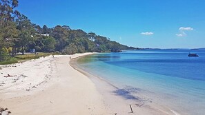 Una spiaggia nelle vicinanze