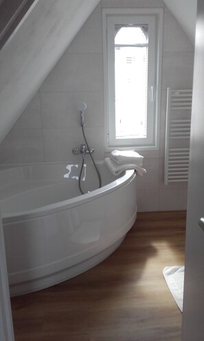 Baignoire, sèche-cheveux, serviettes fournies, savon