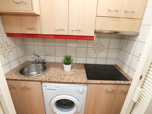 Refrigerador, microondas y cafetera y tetera 