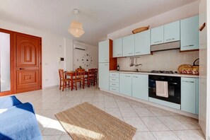 Kühlschrank, Ofen, Herdplatte, Wasserkocher mit Kaffee-/Teezubehör