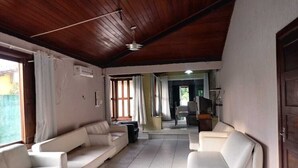 A spacious living area with a high ceiling and wooden beams, featuring a sofa set and a coffee table. - House on Itaparica Island - Ponta de Areia Beach (Itaparica)