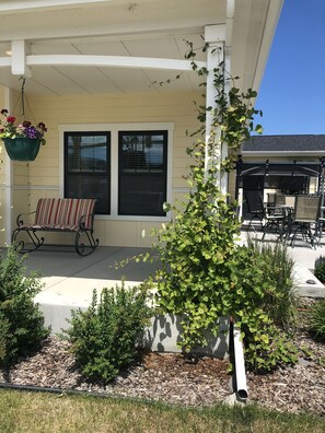 Terrace/patio - The Crossings Bed & Breakfast Inn - Billings Montana Lodging (Billings)