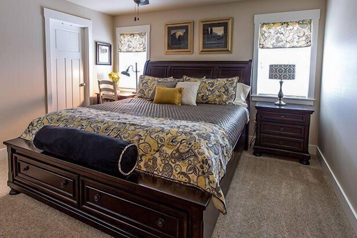 Deluxe Suite, 1 King Bed | Premium bedding, pillow-top beds, laptop workspace, soundproofing