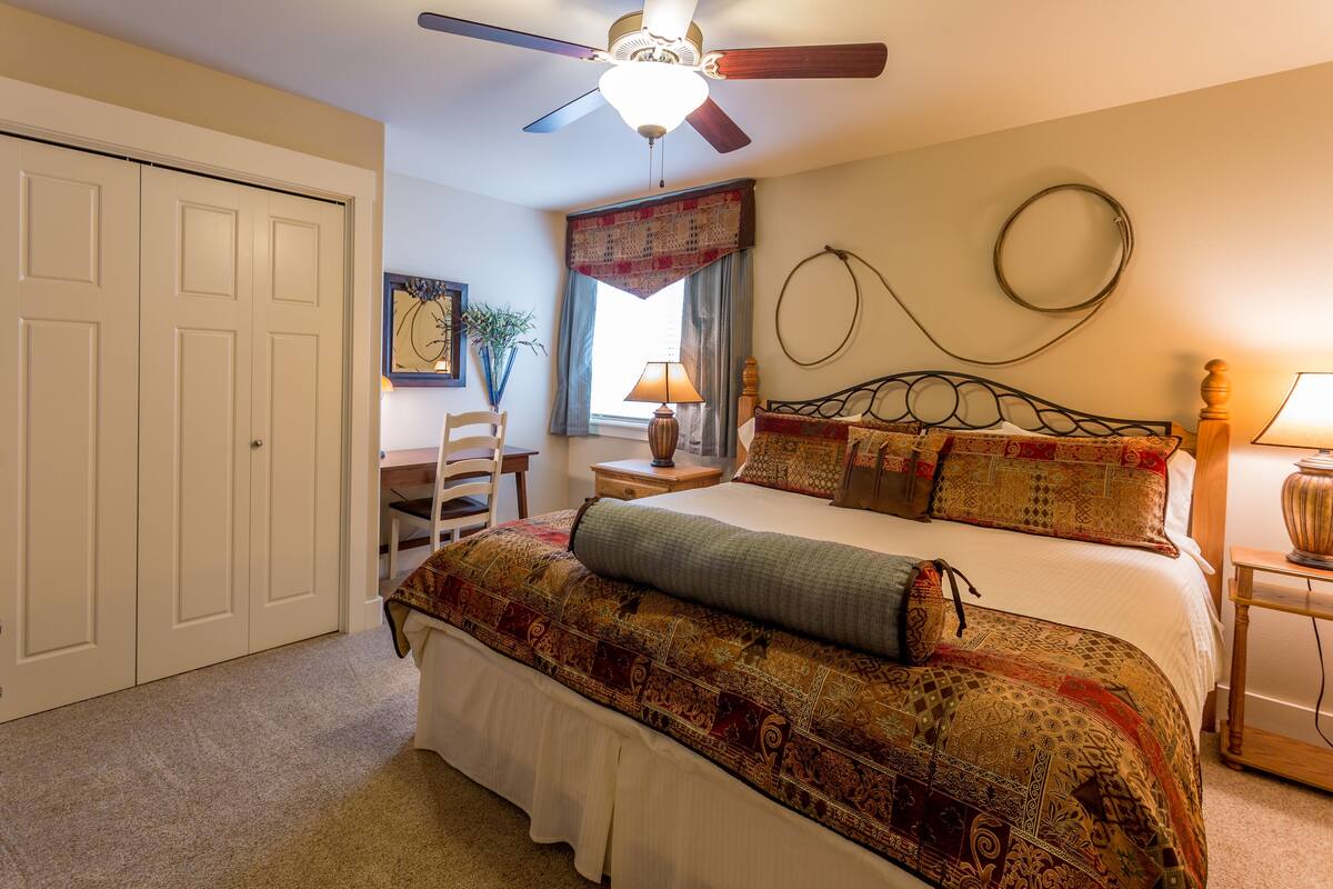 Executive Suite, 1 King Bed | Premium bedding, pillow-top beds, laptop workspace, soundproofing
