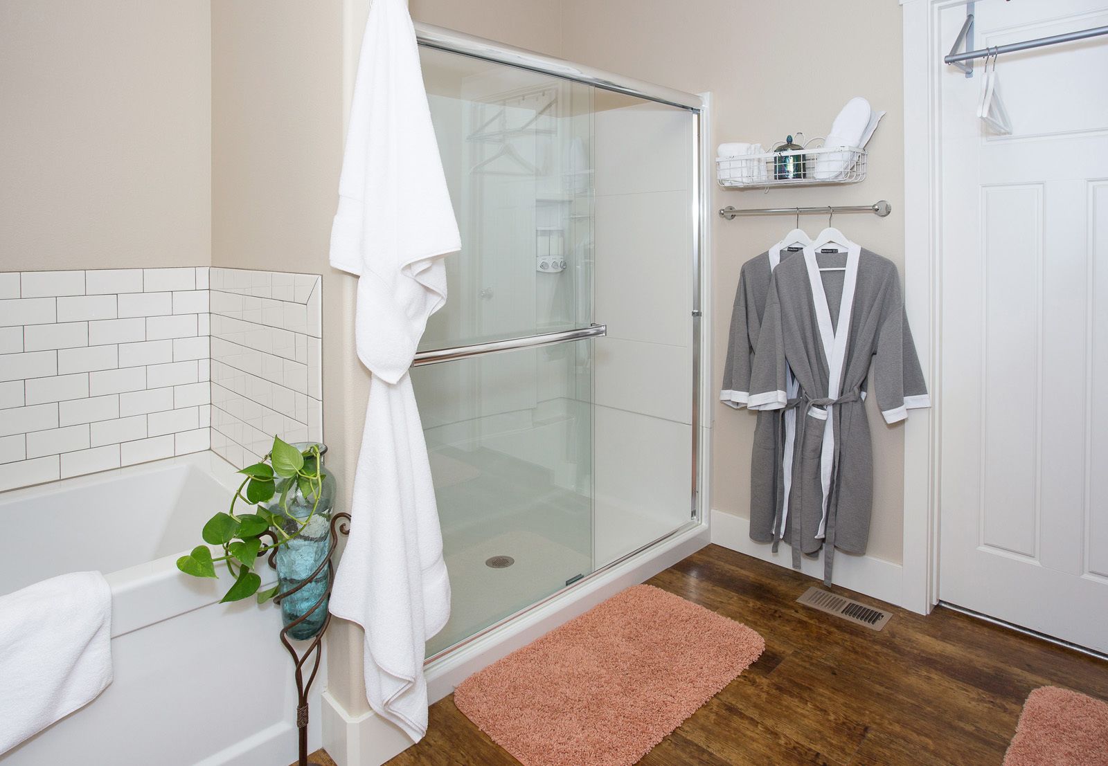 Phòng Suite Royal, 1 giường cỡ king, không hút thuốc, quang cảnh vườn | Phòng tắm | Đồ dùng nhà tắm miễn phí, máy sấy tóc, dép đi trong nhà 