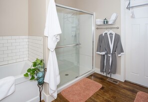 Royal Suite, 1 King Bed, Non Smoking, Garden View | Bathroom | Free toiletries, hair dryer, slippers, towels - The Crossings Bed & Breakfast Inn - Billings Montana Lodging (Billings)