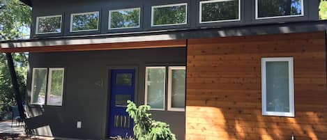 Big Lava in downtown Bend is a walker's dream! New construction on an original historic footprint, a fun small home study!
