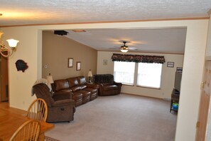 Una Smart TV, un reproductor de DVD, libros, una videoteca