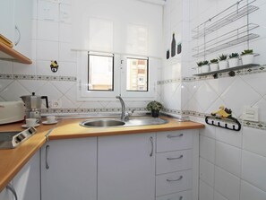 Réfrigérateur, micro-ondes, cafetière/bouilloire, grille-pain