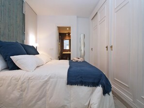 2 bedrooms, laptop workspace, iron/ironing board, internet