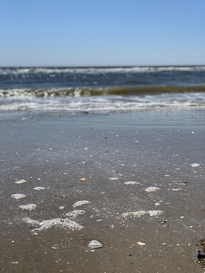 På stranden, solsenger og strandhåndklær