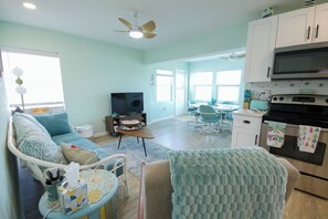 TV, DVD player, books - Watch the Sunrise Over the Bay<br>3 minute walk to the beach! (Englewood)