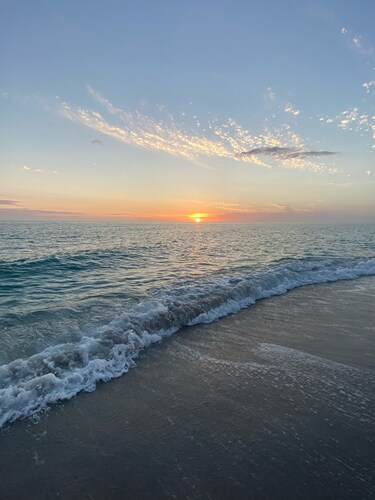 Watch the Sunrise Over the Bay<br>3 minute walk to the beach!