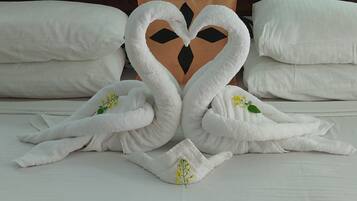 2 habitaciones, escritorio y espacio para trabajar con laptop