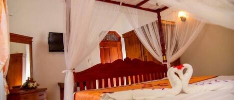 Meja kerja, ruang kerja ramah laptop, dan tirai kedap cahaya