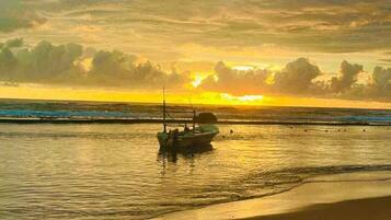 Ranta lähistöllä, rantapyyhkeitä, purjelautailumahdollisuus